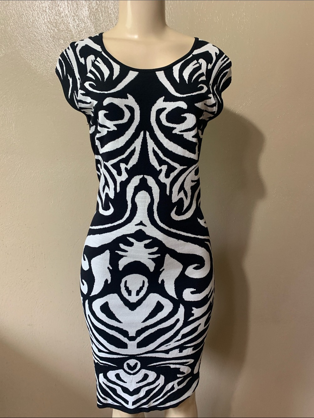 Carmen Marc size M Valvo Black and White Graphic Midi Dress